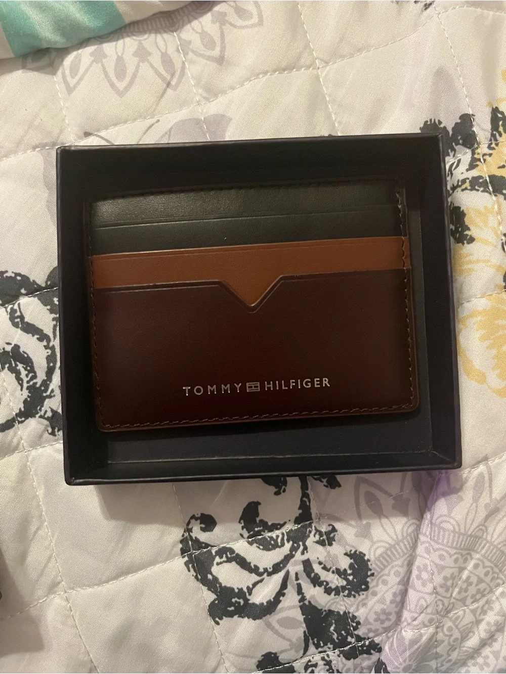 Chic & slick Tommy Hilfiger Men’s Brown Leather Cardholder